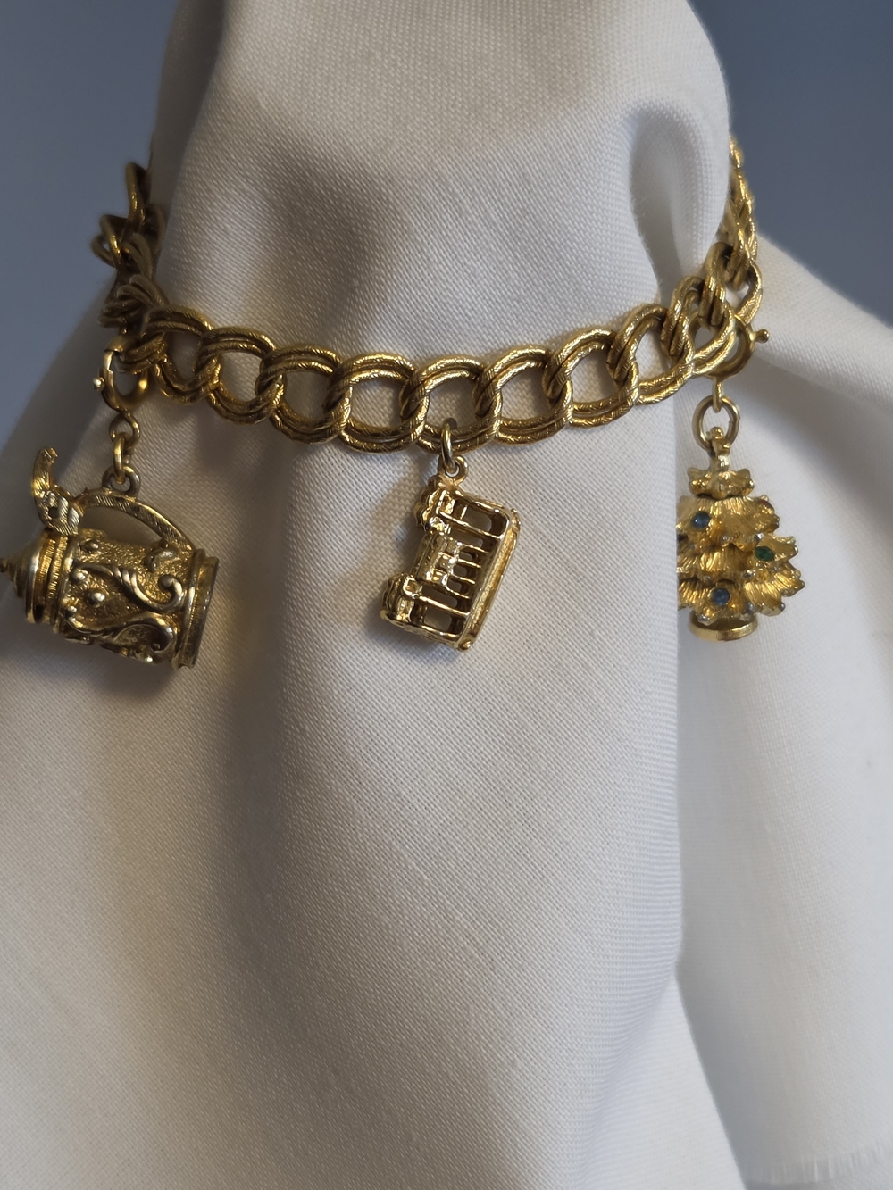 Vtg Monet 7" Gold-Tone Double Curb Link Charm Bracelet with 5 Charms